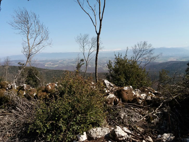 Panoramica dei Monti Martani e degli appennini come si presentano dal Castellare